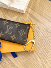 Load image into Gallery viewer, LOUIS VUITTON 2022 Monogram Cles Chain Key Pouch
