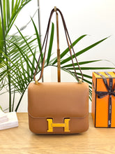 Load image into Gallery viewer, HERMES Constance 24 Evercolor Leather Shoulder Bag in Gold
