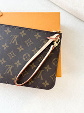 Load image into Gallery viewer, LOUIS VUITTON 2025 Neverfull MM Monogram Pochette Wristlet Pouch / Rose Beige

