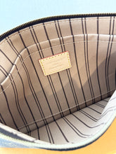 Load image into Gallery viewer, LOUIS VUITTON 2025 Neverfull MM Monogram Pochette Wristlet Pouch / Rose Beige
