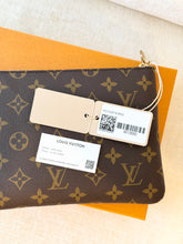 Load image into Gallery viewer, 🤎NEW!! LOUIS VUITTON 2025 Monogram Cles Chain Key Pouch M
