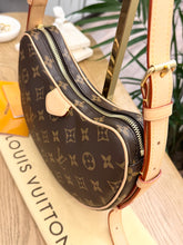 Load image into Gallery viewer, LOUIS VUITTON 2024 Monogram Croissant MM Shoulder Bag
