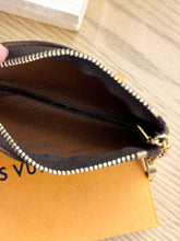 Load image into Gallery viewer, LOUIS VUITTON 2022 Monogram Cles Chain Key Pouch
