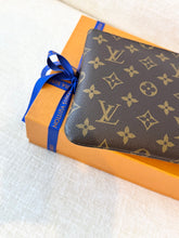 Load image into Gallery viewer, 🤎NEW!! LOUIS VUITTON 2025 Monogram Cles Chain Key Pouch M

