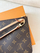 Load image into Gallery viewer, LOUIS VUITTON 2025 Neverfull MM Monogram Pochette Wristlet Pouch / Rose Beige
