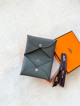 Load image into Gallery viewer, Hermes Evercolor Calfskin Calvi Card Holder / Gris Meyer / 2022
