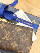 Load image into Gallery viewer, LOUIS VUITTON 2024 Monogram Cles Chain Key Pouch
