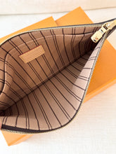 Load image into Gallery viewer, LOUIS VUITTON 2025 Neverfull MM Monogram Pochette Wristlet Pouch / Rose Beige
