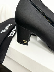 CHANEL 2020 Grosgrain Fabric Uniform Pumps in Black - EU37