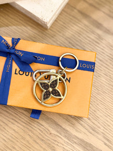 LOUIS VUITTON 2022 Puzzle Flower Monogram Keyring