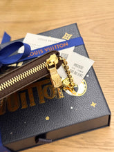 Load image into Gallery viewer, LOUIS VUITTON 2024 Monogram Cles Chain Key Pouch

