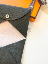Load image into Gallery viewer, ✨NEW✨2025 Hermes Calvi Verso Card Holder / Bleu Océan / Mauve Pâle

