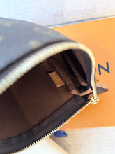 Load image into Gallery viewer, LOUIS VUITTON Monogram Canvas Mini Pochette Accessories
