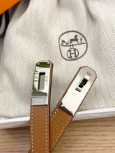 Load image into Gallery viewer, HERMES 2022 Epsom Leather Kelly 18 Belt in Gold
