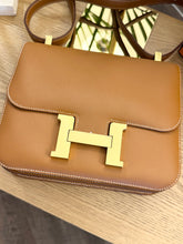 Load image into Gallery viewer, HERMES Constance 24 Evercolor Leather Shoulder Bag in Gold
