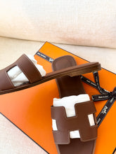 Load image into Gallery viewer, ✨ICONIC✨Hermes Women’s Calfskin Oran Sandals / Gold / (EU)38.5
