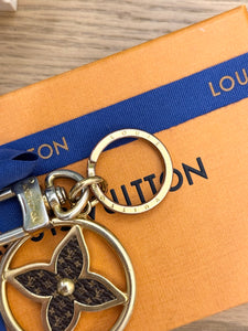 LOUIS VUITTON 2022 Puzzle Flower Monogram Keyring