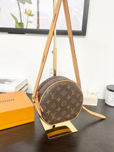 Load image into Gallery viewer, LOUIS VUITTON 2020 Monogram Boite Chapeau Souple PM Crossbody Bag
