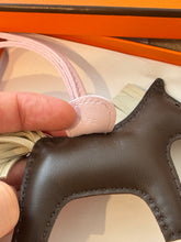 Load image into Gallery viewer, 🐎✨NEW✨2025 Hermes Rodeo PM Charm / Chocolat / Craie / Rose Darling
