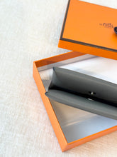 Load image into Gallery viewer, Hermes Evercolor Calfskin Calvi Card Holder / Gris Meyer / 2022

