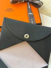 Load image into Gallery viewer, ✨NEW✨2025 Hermes Calvi Verso Card Holder / Bleu Océan / Mauve Pâle
