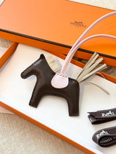 Load image into Gallery viewer, 🐎✨NEW✨2025 Hermes Rodeo PM Charm / Chocolat / Craie / Rose Darling
