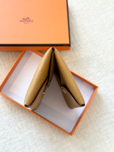 Load image into Gallery viewer, HERMES 2023 Calvi Duo Epsom Leather Card Holder / Sesame
