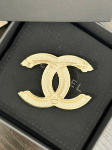 CHANEL Crystal CC Brooch - Gold