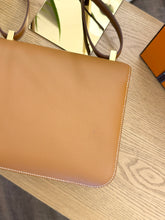 Load image into Gallery viewer, HERMES Constance 24 Evercolor Leather Shoulder Bag in Gold
