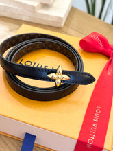 Load image into Gallery viewer, LOUIS VUITTON 2024 LV Mini Flowergram 15mm Reversible Belt - Black - 90cm
