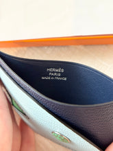 Load image into Gallery viewer, HERMES 2023 “Poisson” Card Holder in
Bleu Navy / Bleu Zéphyr / Vert Comics
