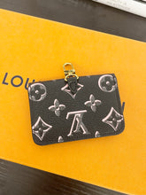 Load image into Gallery viewer, LOUIS VUITTON 2022 Monogram Card Holder in Black
