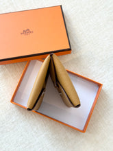 Load image into Gallery viewer, HERMES 2023 Calvi Duo Epsom Leather Card Holder / Sesame
