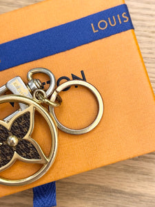 LOUIS VUITTON 2022 Puzzle Flower Monogram Keyring