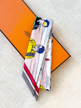 Load image into Gallery viewer, HERMÉS Silk Wow Twilly Bandeau in Gris/Rose/Vert
