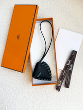 Load image into Gallery viewer, HERMES 2025 Epsom Leather Cheval Tresse Horse Charm - Noir / Vert Mangrove
