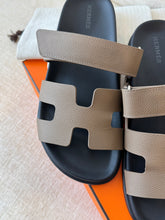 Load image into Gallery viewer, Hermes Women’s Epsom Calfskin Chypre Sandals / Étoupe / (EU)39
