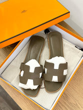 Load image into Gallery viewer, HERMES Oran Epsom Calfskin Leather Sandals in Etoupe - (EU)37.5
