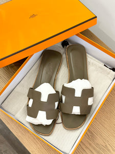 HERMES Oran Epsom Calfskin Leather Sandals in Etoupe - (EU)37.5