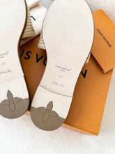 Load image into Gallery viewer, LOUIS VUITTON LV x TM Takashi Murakami Raffia Cherry Lily Flat Mule / EU38
