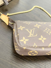 Load image into Gallery viewer, LOUIS VUITTON Monogram Mini Pochette Accessoires
