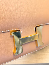 Load image into Gallery viewer, HERMES Constance 24 Evercolor Leather Shoulder Bag in Gold
