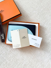 Load image into Gallery viewer, HERMES 2023 “Poisson” Card Holder in
Bleu Navy / Bleu Zéphyr / Vert Comics
