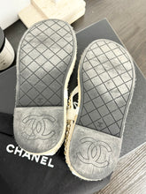 Load image into Gallery viewer, ▪️SOLD▪️CHANEL Lambskin Chain CC Thong Espadrille Sandals in White (EU36)
