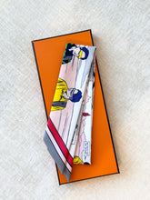 Load image into Gallery viewer, HERMÉS Silk Wow Twilly Bandeau in Gris/Rose/Vert
