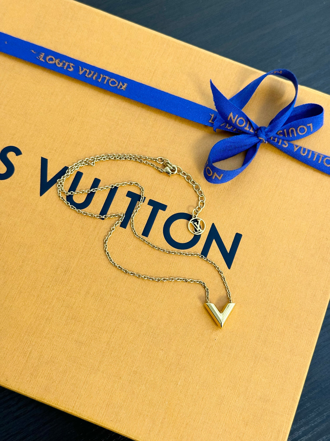 ▪️SOLD▪️LOUIS VUITTON Essential V Necklace in Golden Metal