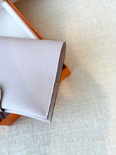 Load image into Gallery viewer, HERMES 2024 R.M.S Passport Holder - Mauve Pale / Evercolor
