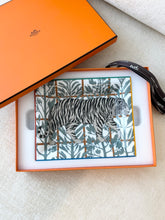 Load image into Gallery viewer, HERMES Tigre Altai Porcelain Change Tray / Marine / Vert Menth

