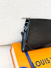 Load image into Gallery viewer, LOUIS VUITTON Epi Leather Pochette Accessoires / Black
