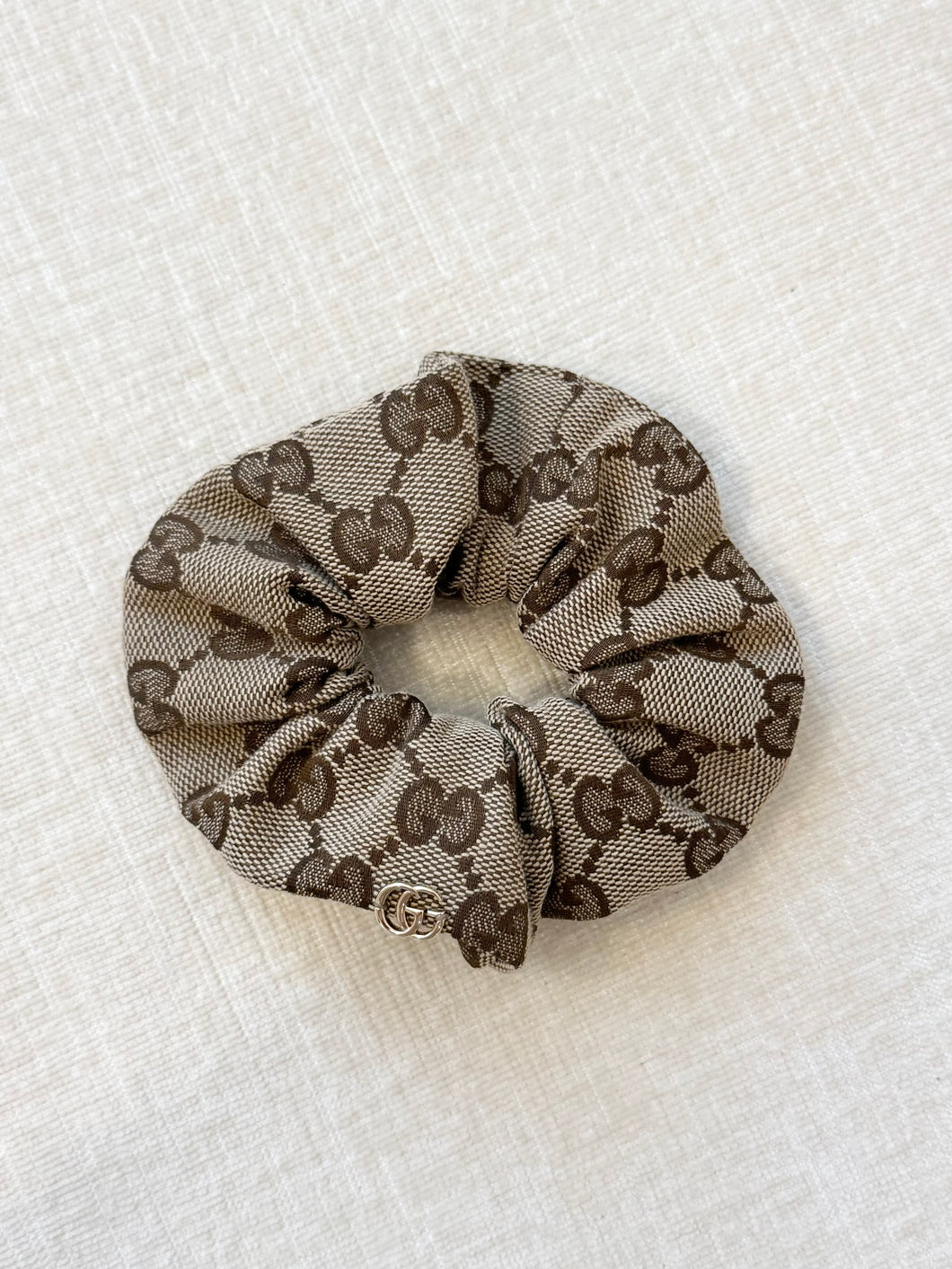 GUCCI Women GG Canvas Scrunchie with Logo Plaque - Brown / OS